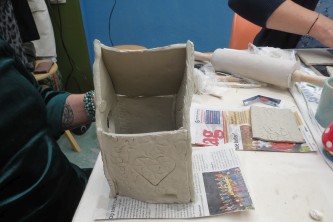 vogelhuisje van klei