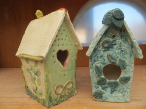 vogelhuisje van klei