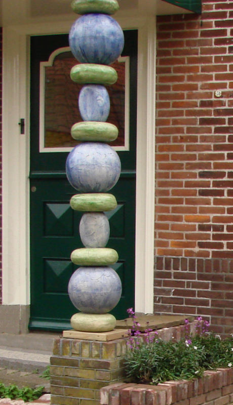 Kleiatelier Oezepoes is herkenbaar aan de keramische kralen paal