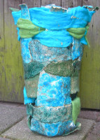 vaas keramiek in blauw glazuur en vilt