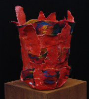 vaas keramiek in rood glazuur en vilt